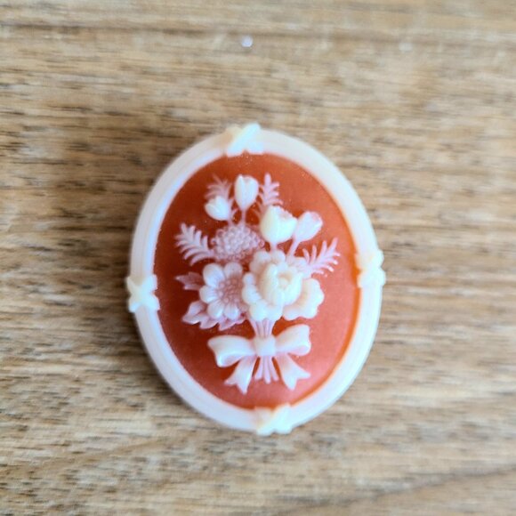 Vintage Avon signed Cameo floral brooch. - Picture 2 of 3